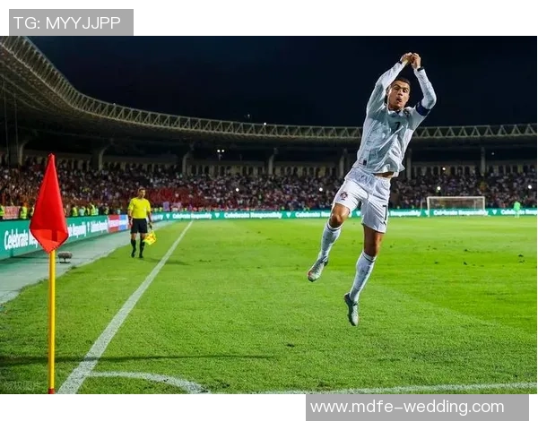 足球巨星赛场瞬间定格激情抓拍展现力量与美感